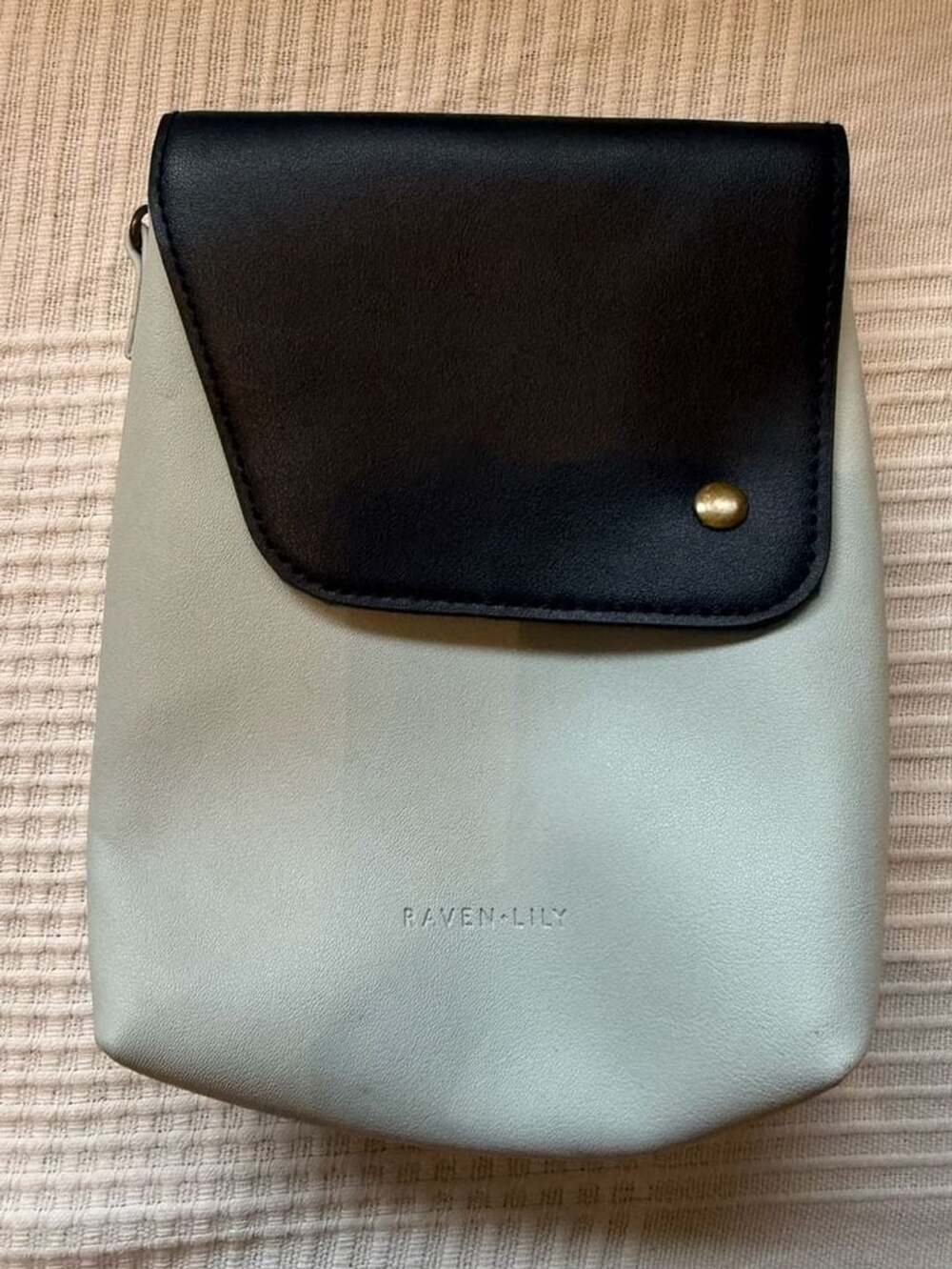 American Airlines Raven + Lily little bag, no straps